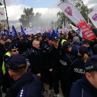 Andreth - Policja odpala świece dymne. ( ͡° ʖ̯ ͡°) Nie wiem, trzeba im rozwiązać zgro...