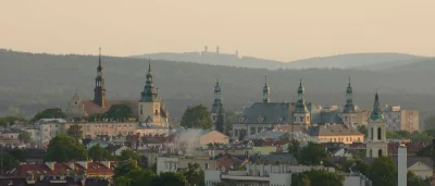 repiv - Zamek widziany z Kielc. 
BTW w odległości kilku kilometrów od zamku znajduję...