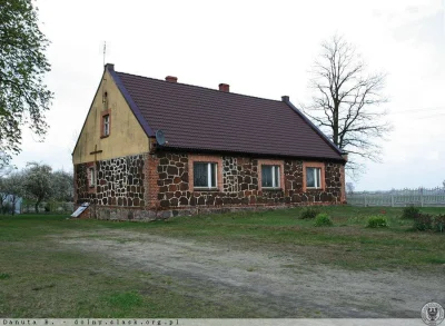 breidavik - Dom z wstawkami z rudy darniowej we wsi Wróbliniec