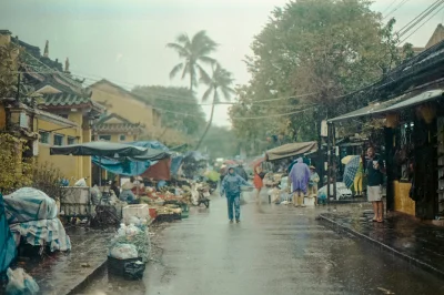 Uogolnienie - Ulewa w Hoi An, Wietnam. Skan z ręcznie wywoływanego negatywu. Cała rol...