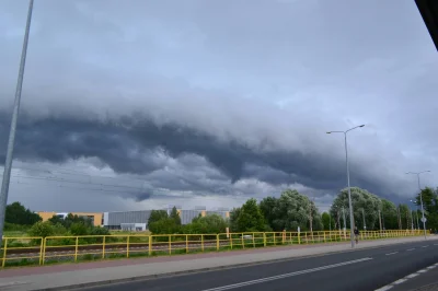 KubaGrom - Chmura szelfowa podczas dzisiejszej nawałnicy w Poznaniu, zaraz po niej za...