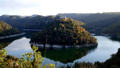 fuke - Takie samo w Kataloni, tylko że zielone i z klasztorem "Monestir de Sant Pere ...