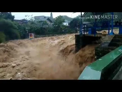 w.....a - Potężna fala powodziowa przechodzi od wczoraj przez Dżakartę, w wielu miejs...