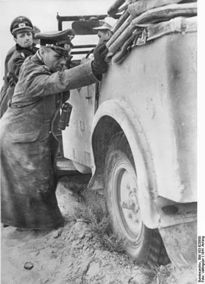 wojtoon - Rommel pomaga wypchnąć z piachu swojego sztabowego superba kfz 21
SPOILER
