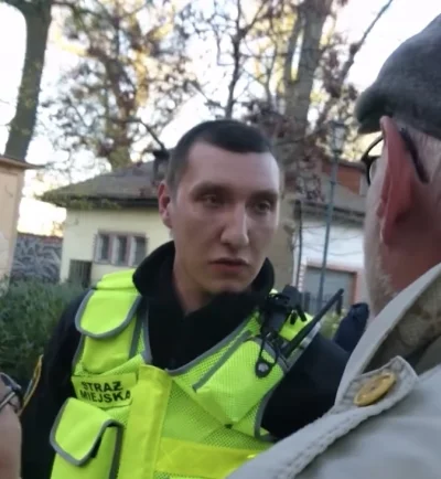 D.....4 - Z ryja straszny patus. Nie dostał się do policji to chociaż w straży miejsk...