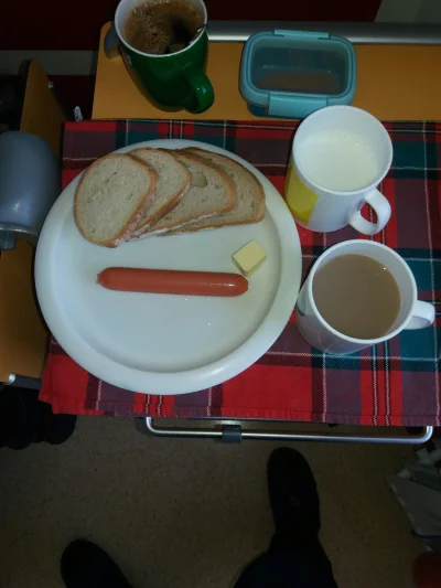 Kwassokles - #szpital #jedzenie #zdrowie Śniadanie jak widać 4 kromki chleba( 2 zwykł...