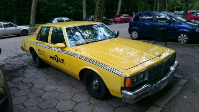 nieocenzurowany88 - Fajna złotówa, jeździ jako normalna taxa w Łodzi.

#lodz #taxi #s...
