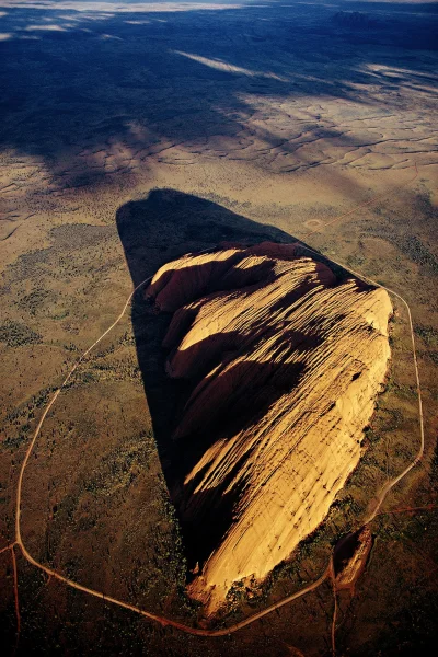 Hoverion - fot. Georg Gerster
Uluru, Australia, 1974
#fotografia #zdjecia #estetion...