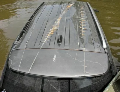 spion999 - Auto utonęło w jeziorze, na dachu widać odbite śruby łodzi ratunkowych ( ͡...