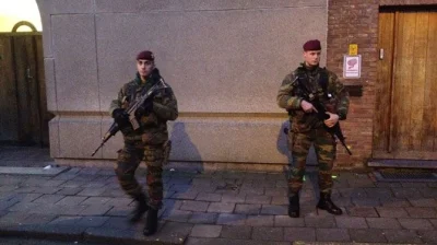 SXIII - W Belgii a dokładniej w Antwerpii i Brukseli to wojsko chodzi z karabinami w ...