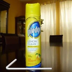 antros - W płynie do czyszczenia mebli Pledge (wersji lemon) jest więcej soku cytryno...