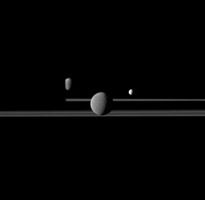 s.....w - Pierwszoplanowa Rea, lśniący Enceladus oraz częściowo zakryta przez gazoweg...