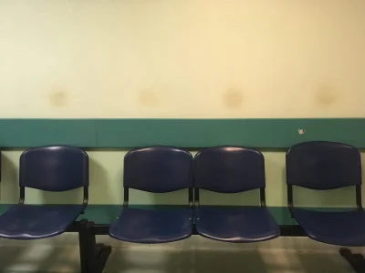 Zdzisiaczek - W polskim szpitalu przy siedzeniach są ślady po głowach ludzi którzy cz...