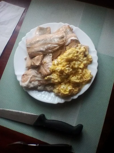 anonymous_derp - Dzisiejszy postny obiad: Duszone filety łososiowe, jajecznica z 4 ja...