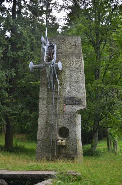 m.....l - Te wszystkie rysunki od @bezoka kojarzą mi się z tym dziwnym pomnikiem w za...