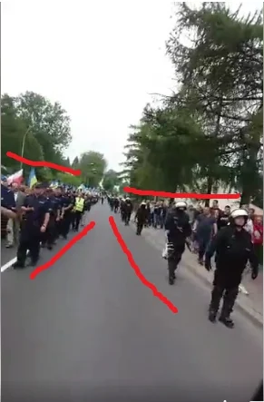 szurszur - W tym roku ukraińską procesję w Przemyślu chroniły dwa kordony policji z c...