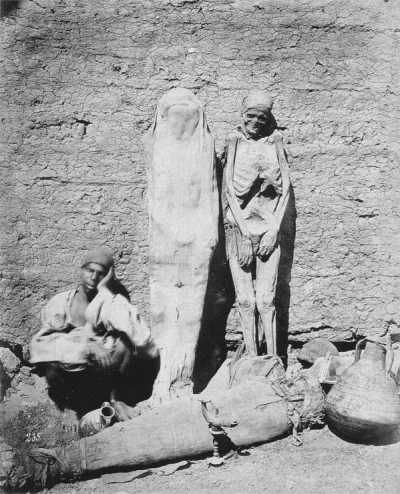 HaHard - Człowiek sprzedający mumie
Egipt, 1875

#hacontent #archeologia #fotohist...