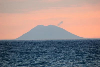 TRAVELEK24_PL - Wulkaniczna wyspa Stromboli leży w archipelagu Wysp Liparyjskich, a z...
