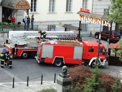 J.....m - Słuchajcie, dzisiaj w centrum Warszawy dwa wozy strażackie i straż miejska ...