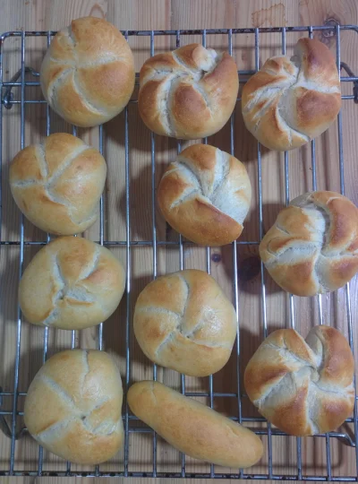 tptak - Kajzerki próba druga, zastąpiłem cukier słodem i zaparowałem piekarnik. Jest ...