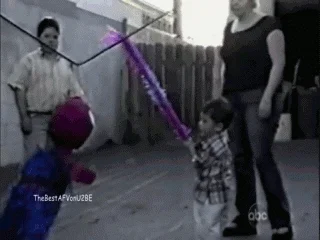 zakopywywacz - #gif #sweet #slodkosci #spiderman #pinata #czylitocoscosiewalizpaly