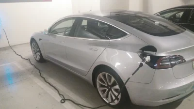 UberWygryw - Tesla 3 zaczela sie pojawiac na ulicach

#tesla #samochody