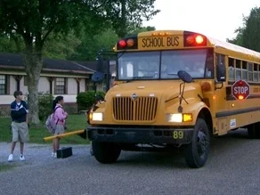 w.....z - W USA autobusy szkolne wyposażone są z boku od strony jezdni w otwierany zn...