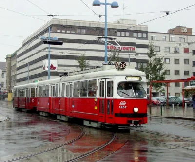 o.....d - @frogfoot: W Wiedniu takie stare tramwaje stanowią wciąż około 1/3 taboru, ...