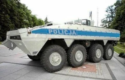 j.....n - #policja #rosomak #militaria 

Rosomak w służbie policji :)
