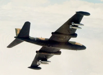 pazn - B-57 należący do USAF nad Wietnamem, 1969. Pod skrzydłami widoczne są 750 funt...