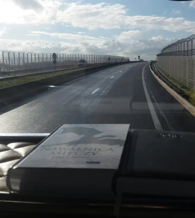 Jazon - WrZdjecie pokazujace droge prowadzaca przez strefe przemyslowa Calais wprost ...