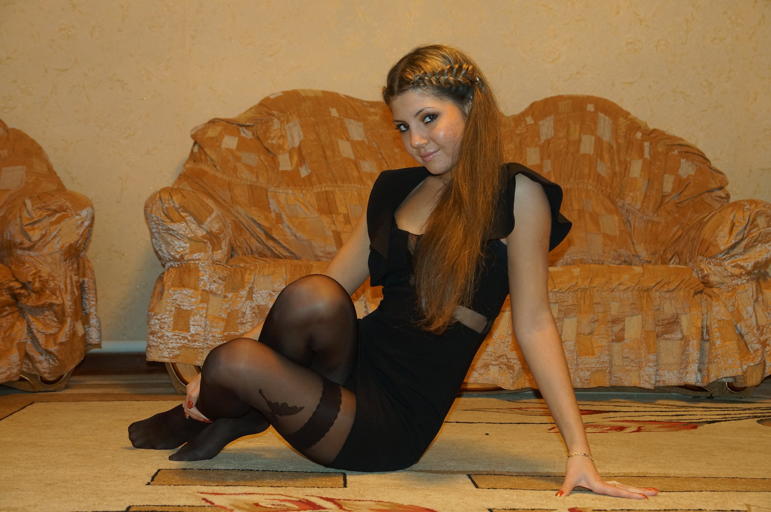 Русская девушка в чулках домашнее