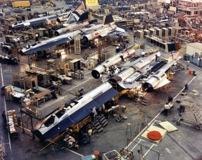 s.....w - Linia montażowa samolotu SR-71 Blackbird w hali Skunk Works) koncernu Lockh...