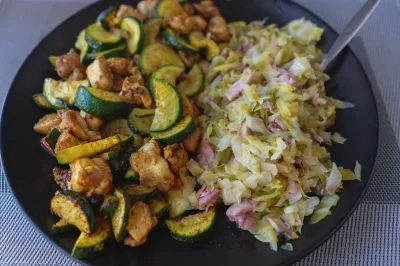 Vegan - Dzisiaj na #keto obiad kurczak z przyprawą curry i cukinią, a do tego kapusta...