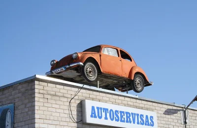 I.....0 - Przez wiele lat na dachu jednego z litewskich warsztatów samochodowych stał...