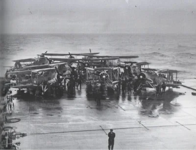 N.....h - Brytyjskie samoloty Fairey Swordfish na lotniskowcu HMS Victorious, dzień p...