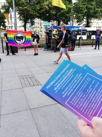 E.....r - > ANTIHOMPHOBE AKTION
Niemieckie flagi LGBT w Polskich miastach. Wszystko ...