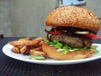 Wurf - Jedzcie ze mno mirki - świąteczny burger z dżemem z czerwonej cebuli, serem bl...