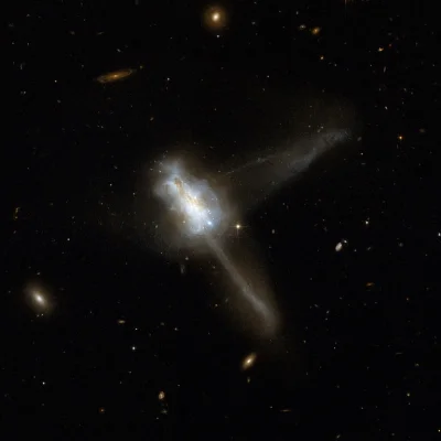 d.....4 - Galaktyka IC 883 będąca pozostałością po zderzeniu się ze sobą dwóch galakt...