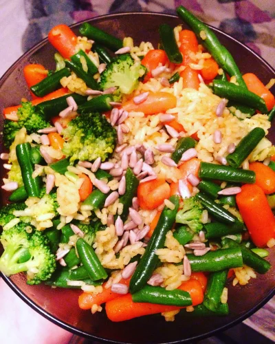 SScherzo - szybka zielenina z żółtym ryżem.

#gotujzwykopem #weganizm #wegetarianizm