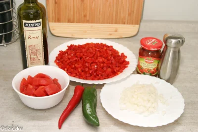 dziczku - Podstawowe składniki (już gotowe): 



papryka czerwona – 500g

pomidor – 2...
