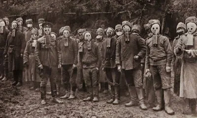 brusilow12 - Fotografia przedstawia carskich żołnierzy w maskach Kummanta-Zielinskieg...