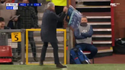 Ziqsu - Mourinho #!$%@? pojemnik z bidonami
GFYCAT

#mecz #meczgif #ligamistrzow #...