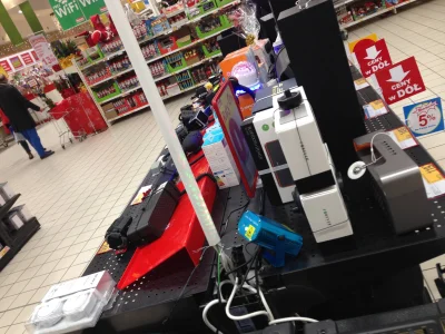 Noct - Laser w centrum handlowym skierowany prosto na oczy przechodzących klientów 
#...