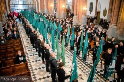 H.....a - Po #!$%@? oni wchodzą do kościoła?Przecież na różnych manifestacjach salutu...