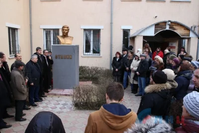 manekin - W Ługańsku odsłonięto popiersie Stalina, "wybitnego męża stanu". Smutni lud...