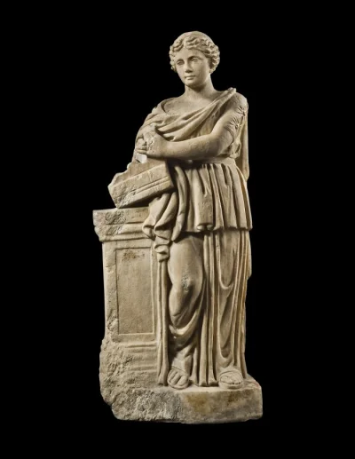 IMPERIUMROMANUM - MUZA Z KITARĄ 

Rzymska rzeźba, wykonana z marmuru, ukazująca muz...