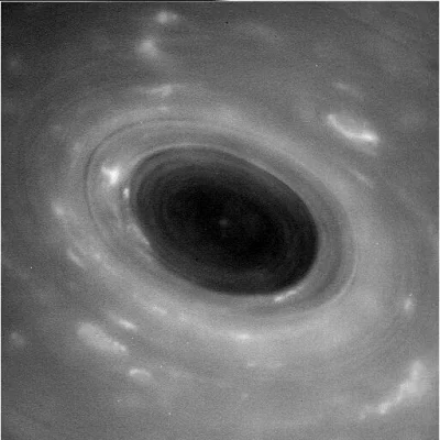 d.....4 - Czarna dziura Saturna i okolice, ciekawe są zwłaszcza te małe wiry w atmosf...