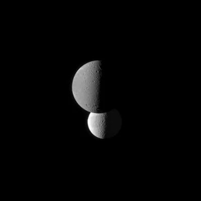 d.....4 - Dione na pierwszym planie i Tethys na drugim.

Zdjęcie z 23 marca 2010 roku...
