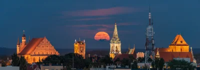 Nightscapes_pl - Wschód pełni żniwiarzy pomiędzy toruńskimi wieżami. 

29/100 #100z...